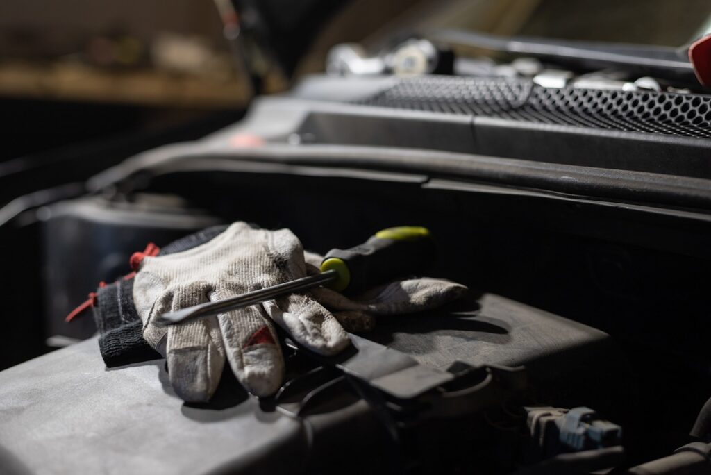 car, screwdriver, glove-6260373.jpg